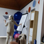 Frau Ulrike Vinmann präsentiert an einem Flipchart beim Seminar Reinkarnationstherapie