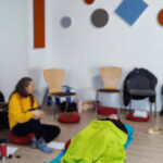 Person liegt unter einer grünen Decke in Therapie.