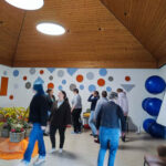 Menschen in einem Seminarraum aktiv.