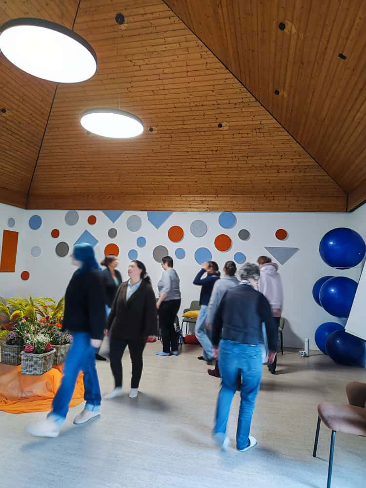 Menschen in einem Seminarraum aktiv.