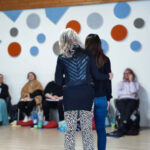 2 Frauen umarmen sich