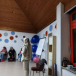 Seminarraum mit Teilnehmern und Präsentation.