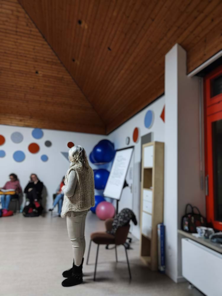 Seminarraum mit Teilnehmern und Präsentation.