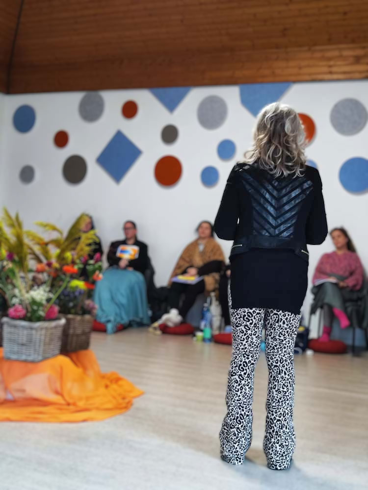 Seminarraum mit Teilnehmern und Dekoration