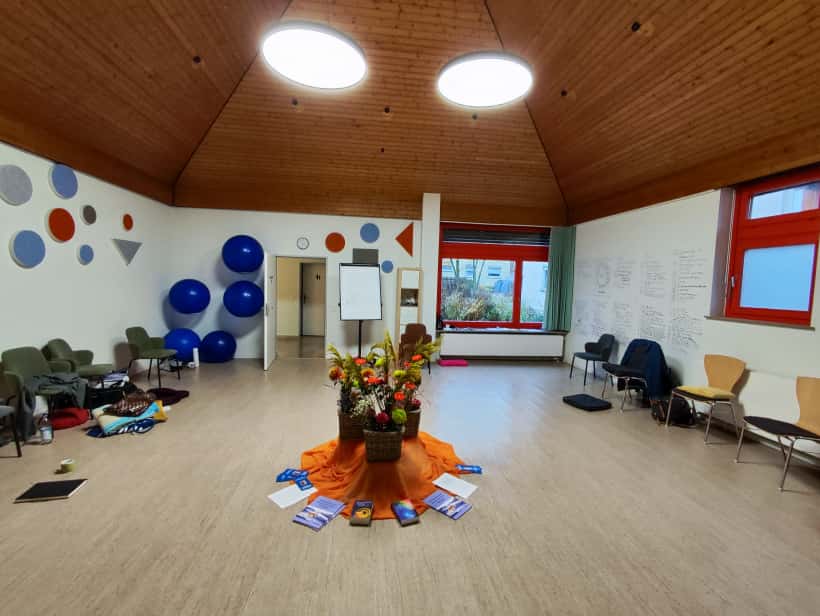 Abgebildet ist ein Raum bereit für ein Seminar