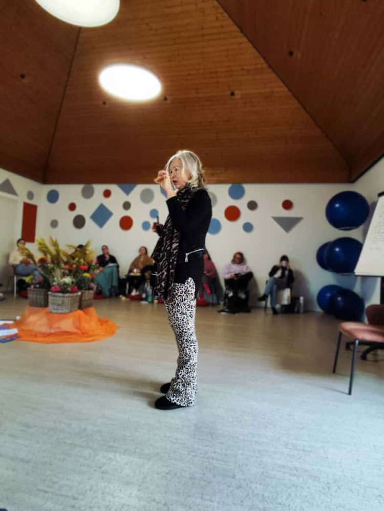 Therapeutin Frau Ulrike Vinmann im Seminarraum hält Vortrag