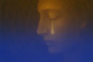 Träne auf der Wange als Ausdruck emotionaler Belastung, Trauma und seelischem Schmerz.